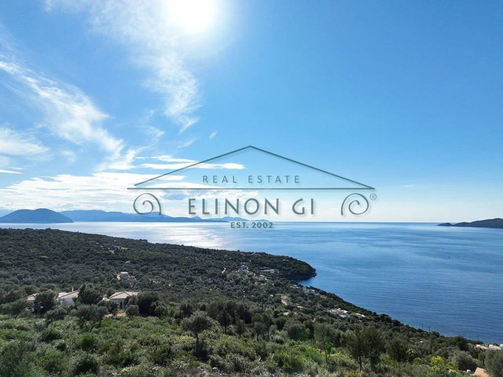 Η εξαιρετική θέα από το αγροτεμάχιο