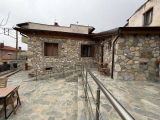 Petrine monokatoikia me ayle kai rampa AMEA