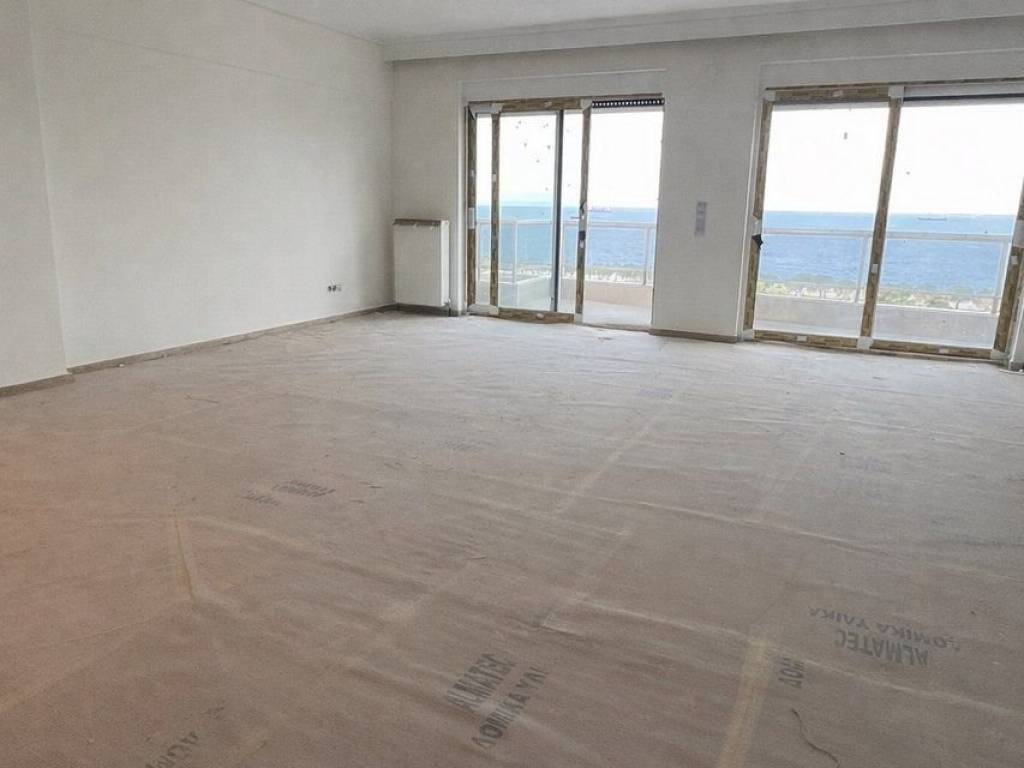 Forumland Real Estate, Σαλόνι