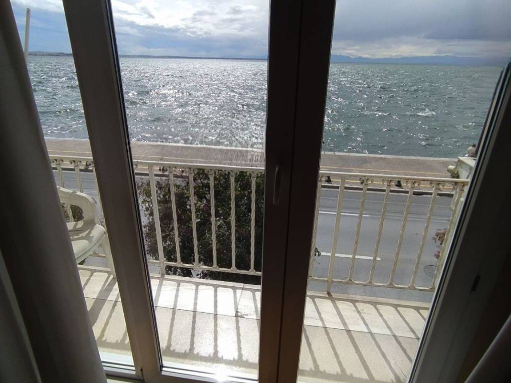 ANYPLACE MESITIKES YPERESIES