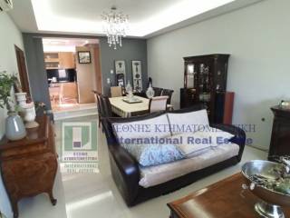 ΕΝΙΑΙΟΣ ΧΩΡΟΣ ΣΑΛΟΝΙ-ΤΡΑΠΕΖΑΡΙΑ ΣΤΟ ΙΣΟΓΕΙΟ