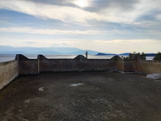 E TARATSA TES MONOKATOIKIAS