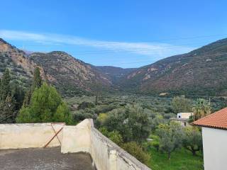 E THEA APO TEN PISO PLEYRA