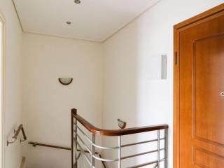 SKALA KAI THORAKISMENE PORTA EISODOY STON 5o OROPHO