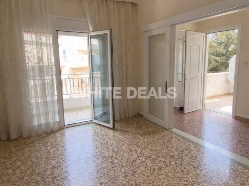 Σαλόνι και στο βάθος χώλ