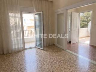 Σαλόνι και στο βάθος χώλ