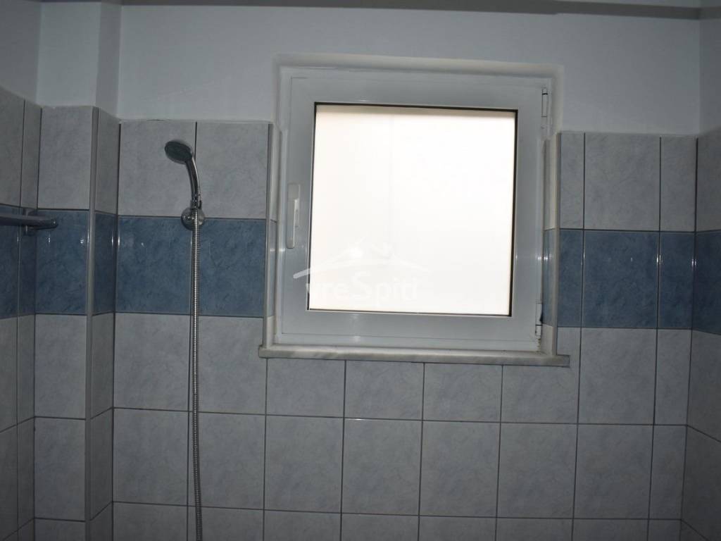 ΠΑΡΑΘΥΡΟ ΛΟΥΤΡΟΥ