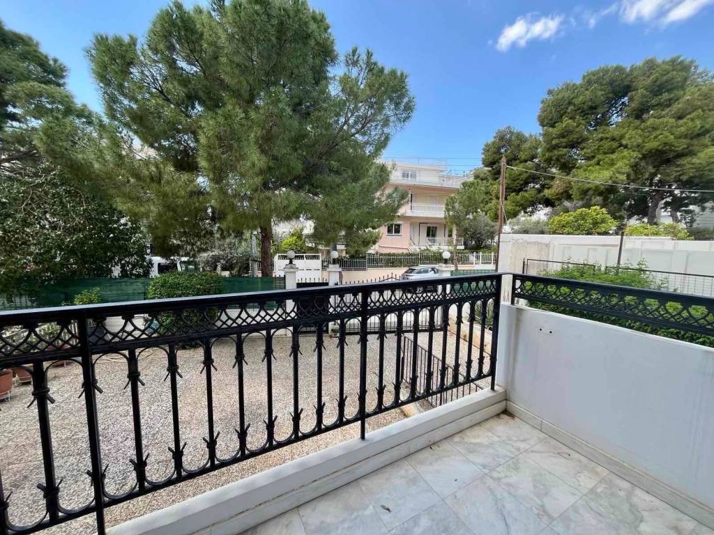 Μπαλκόνι υπνοδωματίο 1.Όλα τα δωμάτια έχουν  μπαλκόνι.