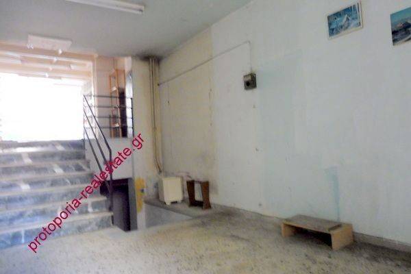 ΣΚΑΛΑ ΑΠΟ ΤΟΝ ΕΝΔΙΑΜΕΣΟ ΧΩΡΟ ΣΤΟΝ ΚΥΡΙΟ ΧΩΡΟ