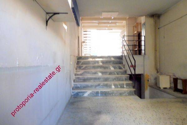 ΣΚΑΛΑ ΑΠΟ ΤΟΝ ΕΝΔΙΑΜΕΣΟ ΧΩΡΟ ΣΤΟΝ ΚΥΡΙΟ