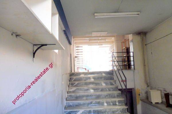 ΣΚΑΛΑ ΑΠΟ ΤΟΝ ΕΝΔΙΑΜΕΣΟ ΧΩΡΟ ΣΤΟΝ ΚΥΡΙΟ