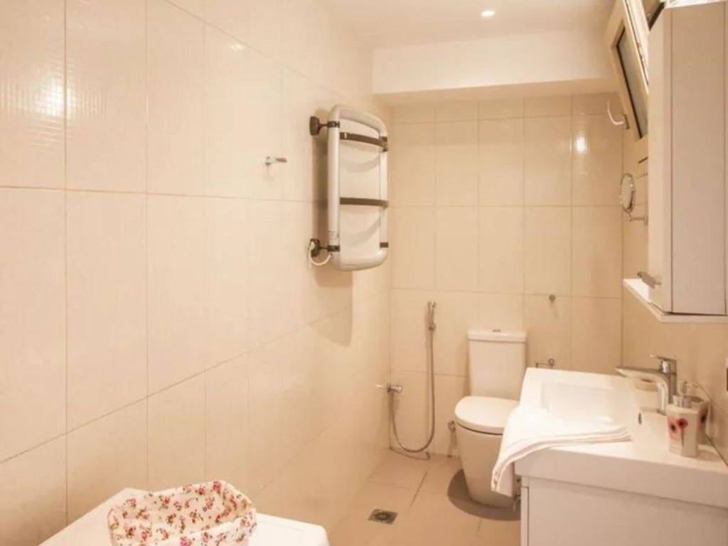 ANYPLACE MESITIKES YPERESIES