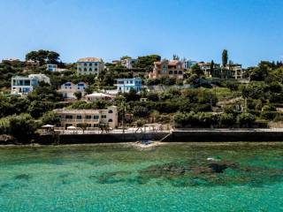 ANYPLACE MESITIKES YPERESIES