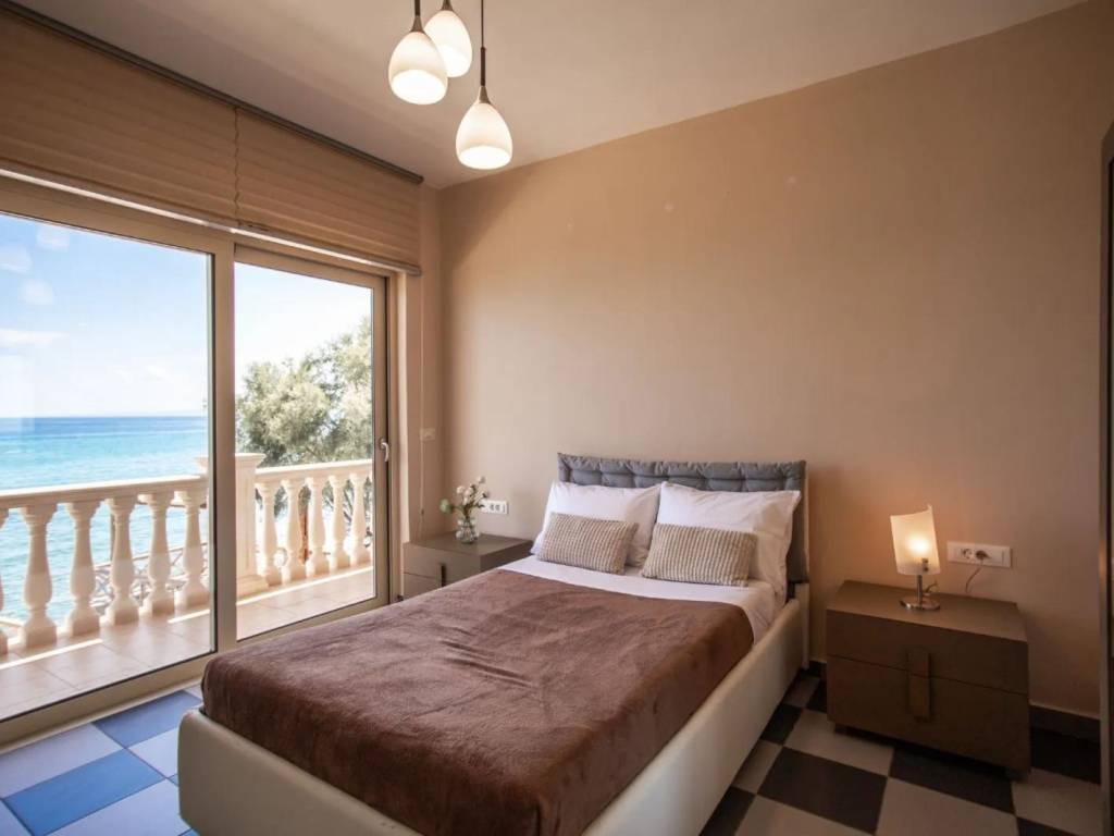 ANYPLACE MESITIKES YPERESIES