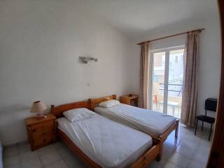 Krebatokamara 1 - 1 oy Orophoy me Mpalkoni