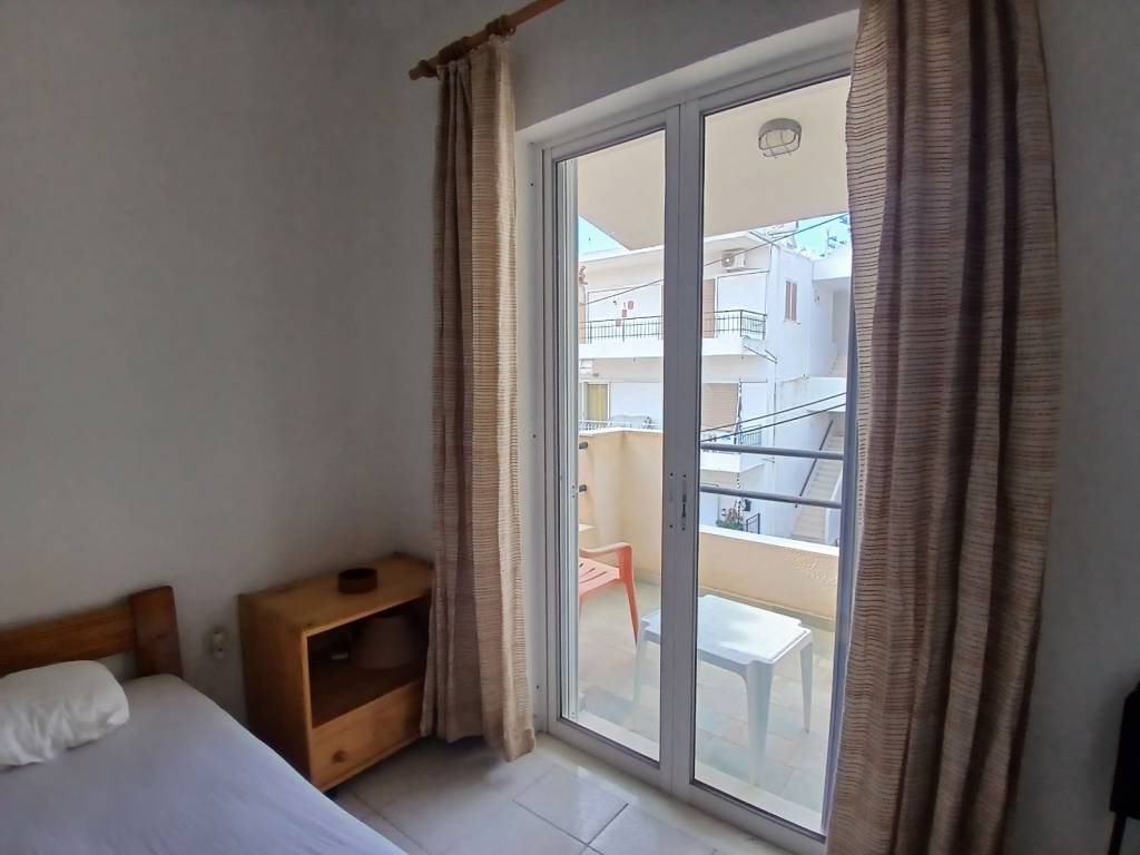 Krebatokamara 1 - 1 oy Orophoy me Mpalkoni