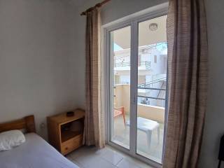 Krebatokamara 1 - 1 oy Orophoy me Mpalkoni