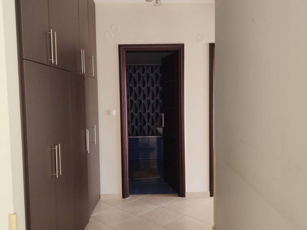 Διάδρομος προς μπάνιο και υπνοδωμάτια