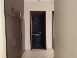 Διάδρομος προς μπάνιο και υπνοδωμάτια