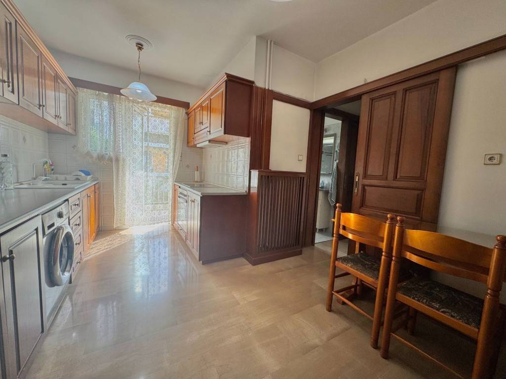 κουζίνα -τραπεζαρία με εξοδο σε βεράντα στον ακάλυπτο