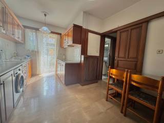 κουζίνα -τραπεζαρία με εξοδο σε βεράντα στον ακάλυπτο