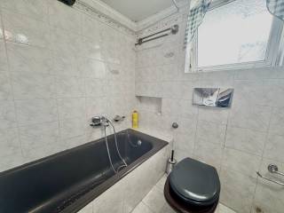 μπανιέρα και παραθυρο αερισμού