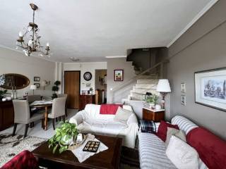 Το καθιστικό από τον κήπο.