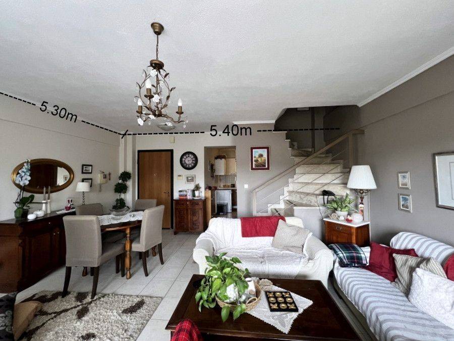 Το καθιστικό από τον κήπο.