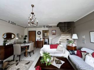 Το καθιστικό από τον κήπο.