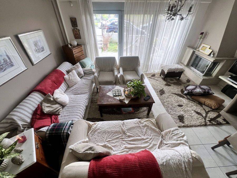 Το καθιστικό από την σκάλα.