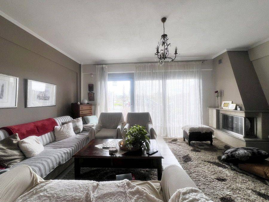 Το καθιστικό από την κουζίνα.