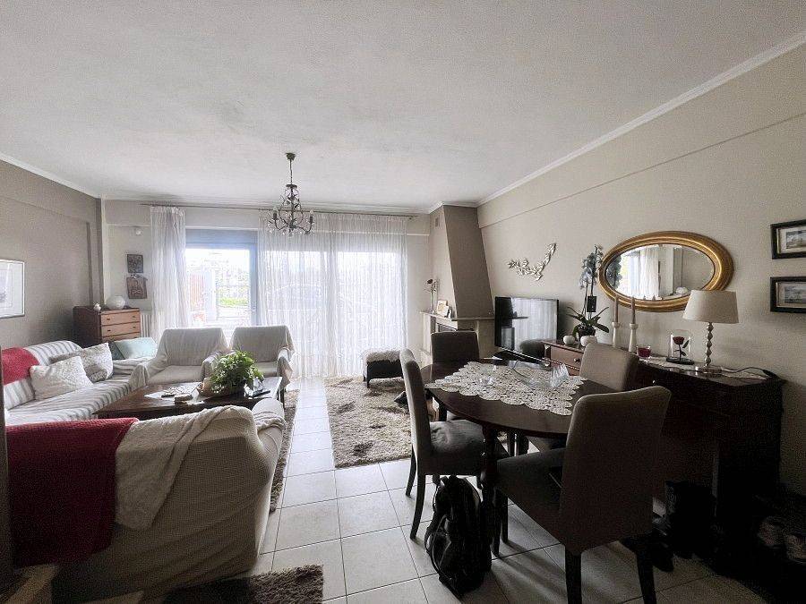 Το καθιστικό από την είσοδο.