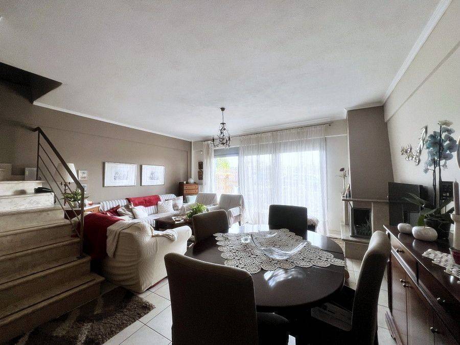 Το καθιστικό από την είσοδο.