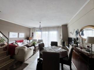 Το καθιστικό και η τραπεζαρία.