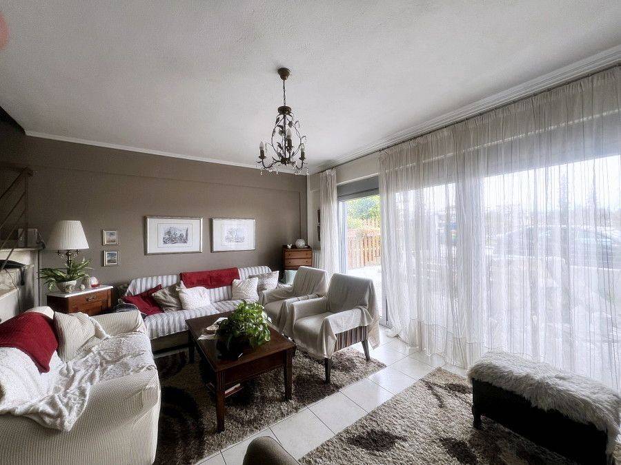 Το καθιστικό από το τζάκι.