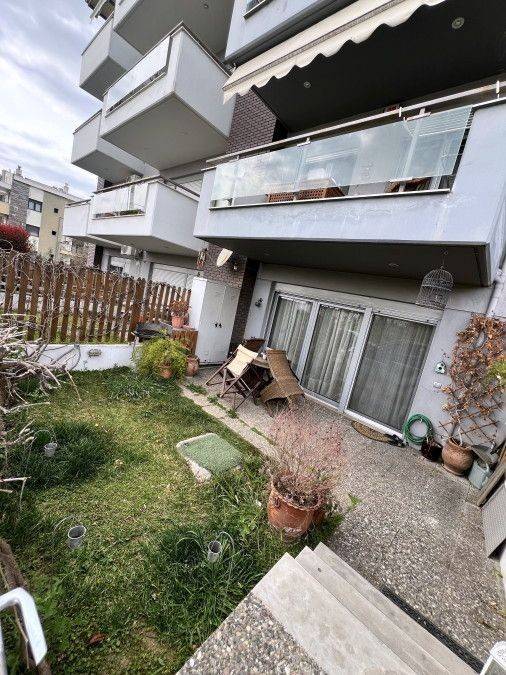 Η κήπος και το καθιστικό από το επίπεδο του δρόμου.