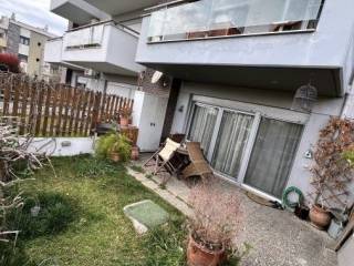 Η κήπος και το καθιστικό από το επίπεδο του δρόμου.