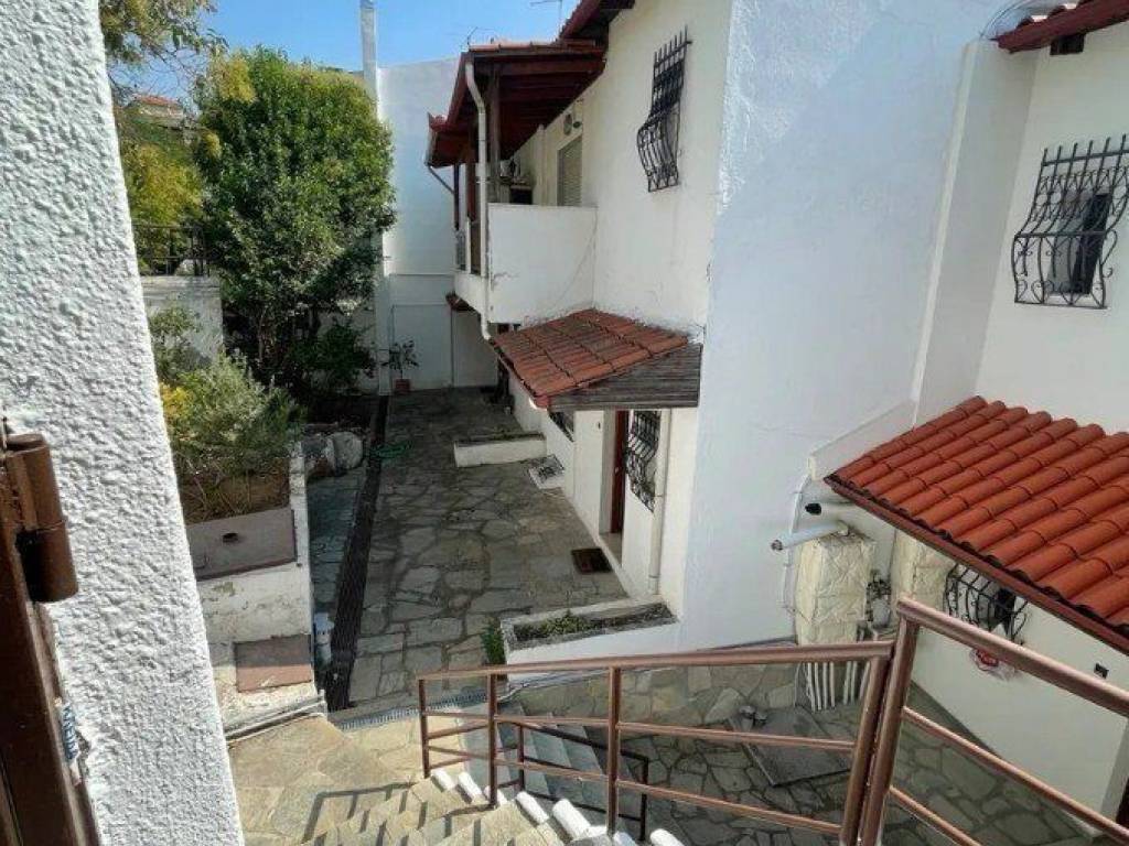 Forumland Real Estate, Εξωτερικές Σκάλες