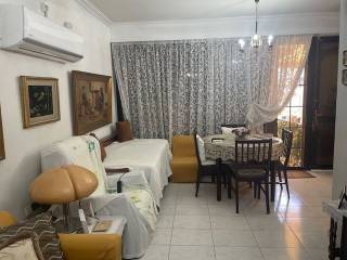 Σαλόνι με είσοδος σπιτιού