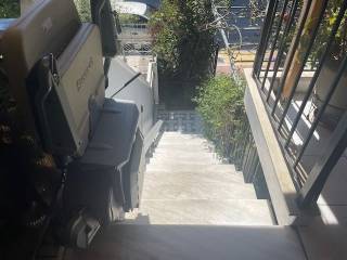 Είσοδος με αναπηρικό ασανσέρ