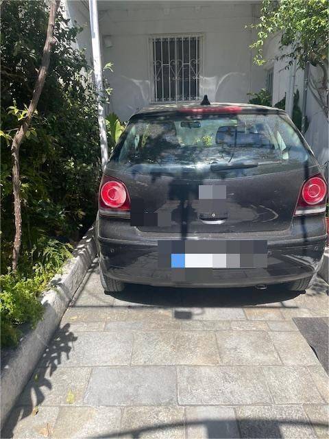 Θέση Στάθμευσης αριστερά της εισόδου του σπιτιού