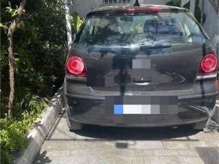 Θέση Στάθμευσης αριστερά της εισόδου του σπιτιού