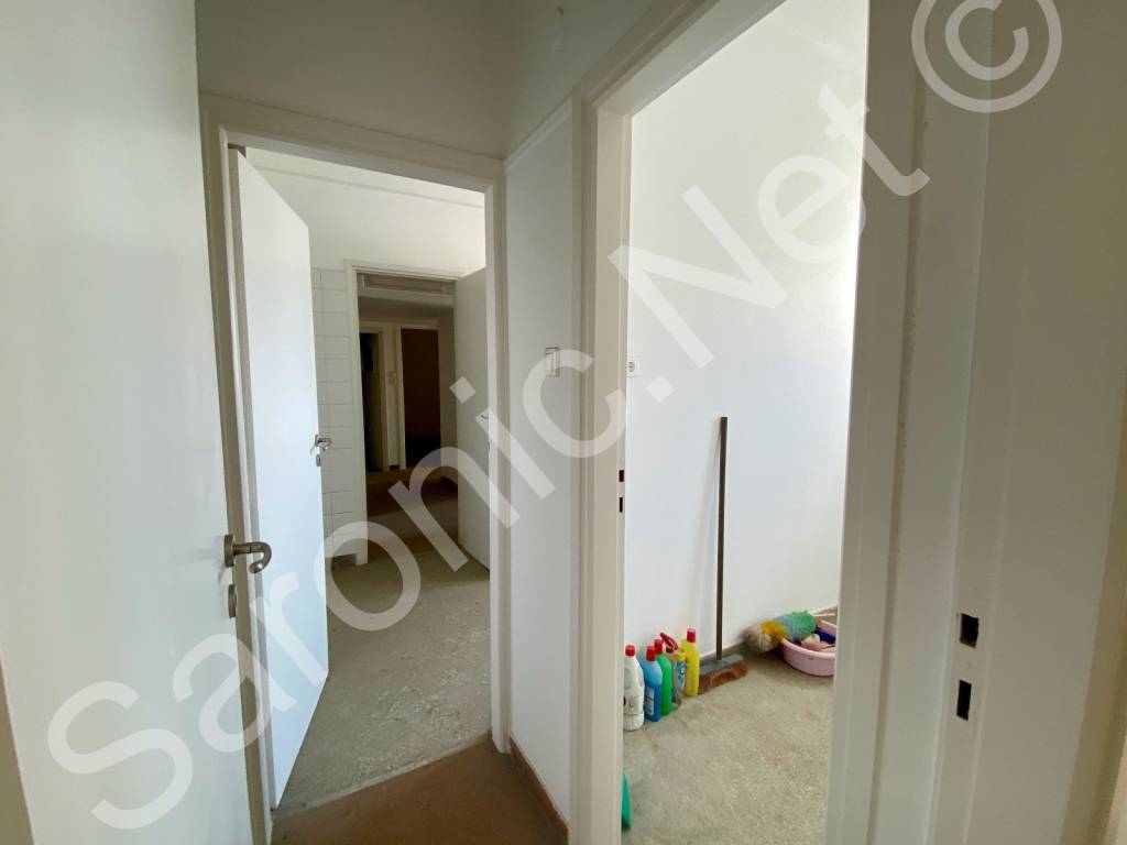 Utility room, through to kitchen