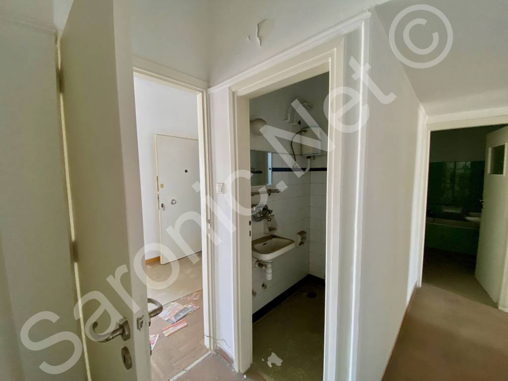 Inner hall, to entrance hall, guest WC and along to bathroom