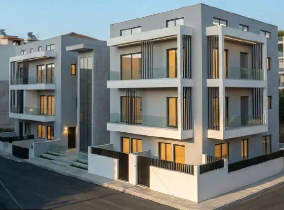 STO KENTRO TES NAYPAKTOY