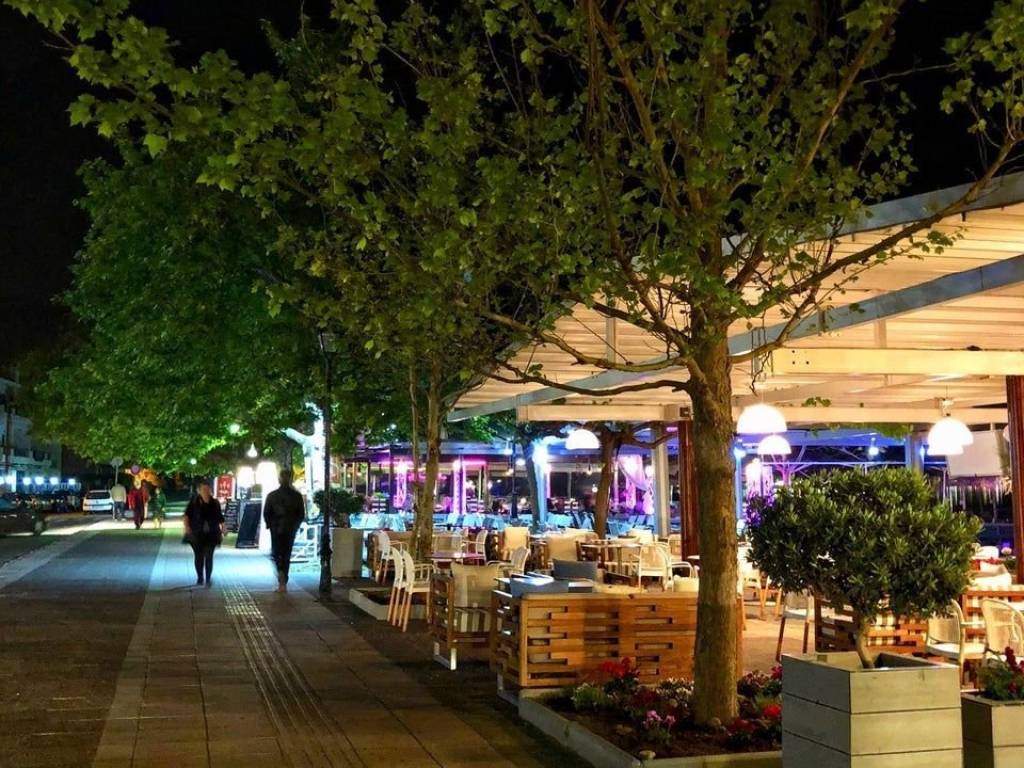 ΚΟΝΤΑ ΥΠΑΡΧΟΥΝ ΕΣΤΙΑΤΟΡΙΑ, ΚΑΦΕΤΕΡΙΕΣ, ΤΑΒΕΡΝΕΣ