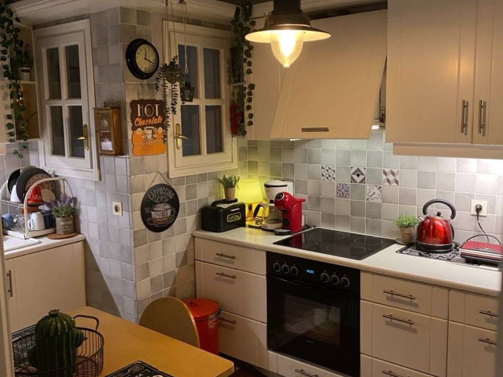 Ανακαινισμένη και πλήρως εξοπλισμένη κουζίνα