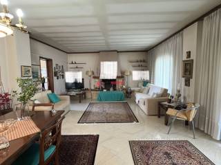 ΣΑΛΟΝΟΤΡΑΠΕΖΑΡΙΑ