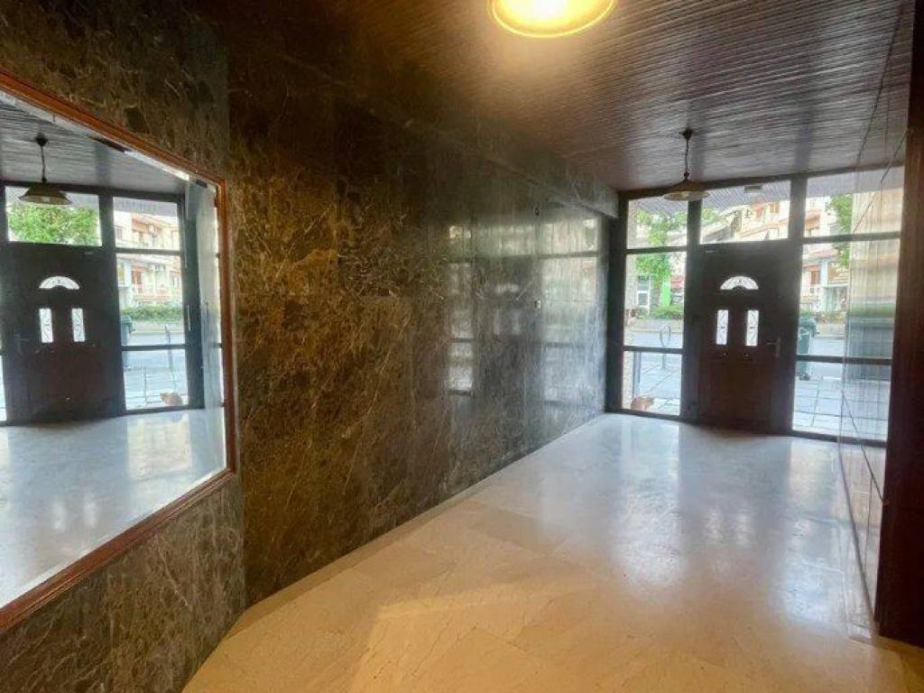 Forumland Real Estate, Είσοδος