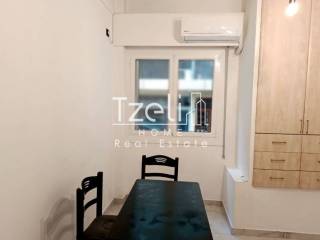 Κωδικός Ακινήτου: #11105  Στην Καλλιθέα, στην περιοχή Χαροκόπου, διατίθεται προς ενοικίαση ένα εντυπωσιακό, νεόδμητο και πλήρως επιπλωμένο διαμέρισμα 121 τ.μ., στον 2ο όροφο σύγχρονης πολυκατοικίας με ασανσέρ. Το ακίνητο, κατασκευής 2023, ξεχωρίζει γ